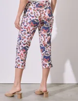 Pantalón capri de gabardina estampada, marca Zac & Rachel. Corte recto, pretina ancha elastizada.
