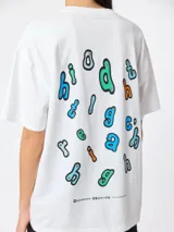 Remera lila de algodón orgánico con corte oversize y estampado de letras de colores en la espalda.