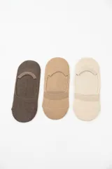 Pack de tres pares de medias invisibles de corte bajo, en tonos neutros: marrón oscuro, tostado y beige.