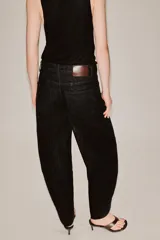 Jeans de tiro alto en denim azul oscuro, de corte tapered y diseño bombacho con pinzas frontales. Cuenta con bolsillos clásicos y costuras en tono tabaco.