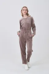 Pantalón tipo babucha de tejido suave, color marrón topo (taupe/mink/vison), con cintura elástica y cordón ajustable.