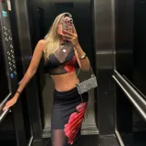 Pollera negra de microtul con elástico en la cintura y pollera negra opaca incluida.