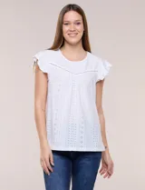 Blusa blanca de broderie con escote redondo, canesú en V con detalles de encaje y mangas cortas tipo mariposa.