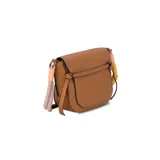 Cartera tipo bandolera negra de formato compacto, con solapa frontal, líneas curvas y correa de hombro tejida multicolor en tonos turquesa y fucsia.