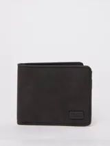 Billetera plegable de color verde militar con acabado mate y placa metálica con el logo de la marca en la esquina inferior derecha.