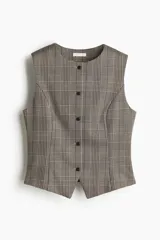 Chaleco entallado con estampado a cuadros, cuello redondo y cierre frontal con botones.