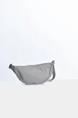 Riñonera gris con correa ajustable negra.