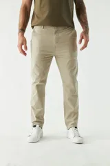 Pantalón chino de corte skinny, color azul marino, con bolsillos laterales y traseros. Se ajusta a la cintura con cinturón.