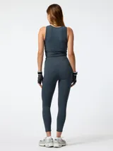 Calza deportiva de tiro alto y largo hasta el tobillo, color gris oscuro, confeccionada con acabado de aloe vera para mayor suavidad.