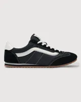 Championes Vans modelo Super Lowpro, de perfil bajo inspiradas en el diseño Serio. Presentan una combinación de ante y material sintético en color negro con detalles en blanco, incluyendo la icónica Sidestripe lateral, cordones blancos y suela de caucho con diseño Waffle.