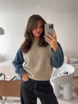 Sweater de punto beige con mangas largas de denim azul, diseño de cuello redondo y corte recto.