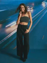 Top strapless negro con diseño ajustado y acabado brillante con micro tachas plateadas en toda la parte frontal.