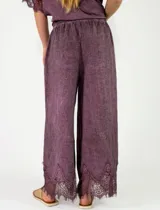 Pantalón de lino color chocolate de corte ancho y holgado, con detalle de encaje bordado en el bajo.