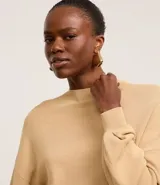 Blusa de mangas largas color verde esmeralda, confeccionada en tejido de punto con viscosa sostenible, cuello redondo y rib en puños y bajo.