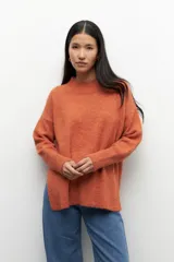 Polera color ladrillo de tejido de punto con cuello alto y mangas largas.