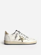 Zapatillas Golden Goose Ball Star de cuero blanco con estrella dorada y refuerzo de talón dorado.