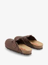 Zueco de cuero color marrón habano con plantilla anatómica y hebilla ajustable.