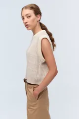 Chaleco de tejido de punto color crudo, con cuello a la base y lurex.