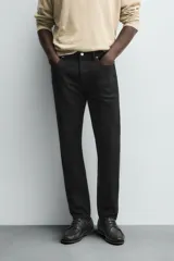 Pantalón de jean corte slim fit, color gris con efecto lavado. Presenta diseño de cinco bolsillos, cierre frontal con cremallera y botón, y tejido elástico.