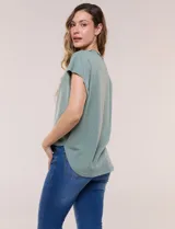 Remera de silueta amplia y relajada confeccionada en algodón y poliéster, de color verde, con escote a la base y mangas cortas de hombro caído. Presenta dobladillo enrollado y ruedo curvo.