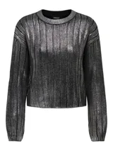 Sweater de punto con acabado metalizado plateado y textura acanalada vertical. Presenta cuello redondo, mangas largas con puños ajustados y un corte recto.