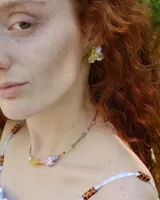 Collar corto de cuentas de colores con dije de pez de cerámica, piedras naturales y detalles en plata 925.