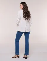Blazer de silueta semientallada color beige, confeccionado en sastrería liviana de corte fluido, con solapa de muesca clásica, cierre frontal de un solo botón, bolsillos frontales con solapa y mangas largas.