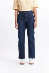 Jean de tiro medio con fit recto, confeccionado en 100% algodón.