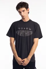 Remera de algodón color negro con estampa frontal en color blanco que incluye el texto 'SEVENTY WATER' y una serie de iconos lineales.