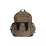 Mochila Adidas color marrón con diseño utilitario, cuenta con múltiples compartimentos, cierres frontales con hebillas negras y logo del trébol bordado en la parte inferior.