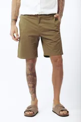 Bermuda de gabardina color marrón con bolsillos laterales y traseros.