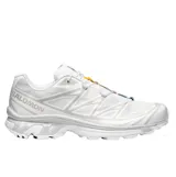 Championes Salomon XT-6 de color blanco con detalles en gris, equipados con sistema de cordones Quicklace, suela Contagrip y diseño inspirado en el trail running.