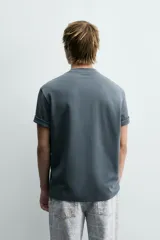 Camiseta de corte relajado confeccionada en tejido interlock de algodón con elasticidad, presenta cuello redondo y manga corta.