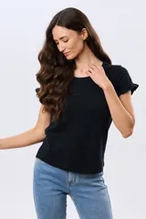 Remera negra de algodón, lisa, de manga corta con volados y cuello redondo.