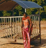 Pantalón de cuero sintético color celeste con acabado metalizado.