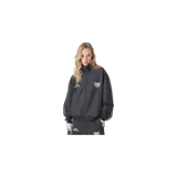 Campera deportiva de diseño tipo referee, color negro con finas rayas verticales blancas. Cuenta con cierre frontal completo, cuello alto, bolsillos laterales y líneas blancas decorativas a lo largo de las mangas. Incluye detalles bordados en el pecho.