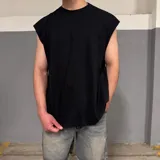 Musculosa de corte oversize en color negro, con cuello redondo y sisas amplias.