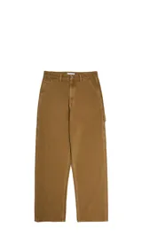 Pantalón estilo carpintero de corte holgado, color camel, con bolsillos laterales funcionales y cierre frontal de botón.