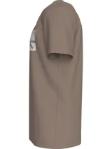 Remera de manga corta color topo (marrón grisáceo) con cuello redondo y bolsillo en el pecho. El bolsillo presenta un estampado difuminado del monograma de Calvin Klein Jeans.