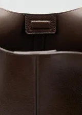 Bolso tipo tote marrón de diseño estructurado, fabricado en poliuretano con acabado texturizado, asa doble de hombro y gran capacidad de almacenamiento.