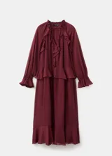 Vestido largo bordó con volantes en el cuello y mangas largas con volantes en los puños, diseño oversize y cierre de lazo delantero.