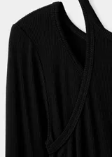 Camiseta de canalé color negro, de manga larga y diseño entallado con cuello halter y aberturas en los hombros.