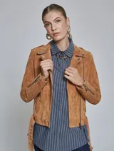 Campera biker color marrón de gamuza con cierre cruzado y cinturón ajustable.