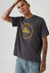 Remera gris de corte recto con cuello redondo y manga corta. Estampado frontal con logo de Levi's y diseño de vaquero con lazo.