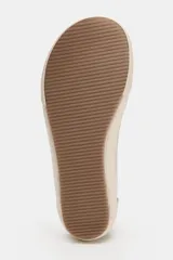 Zapatillas tipo deportiva Barefoot confeccionadas en serraje de color beige, con diseño de puntera amplia y suela flexible. Cuentan con detalles de pespuntes, cordones al tono y refuerzo en contraste en la parte trasera.