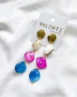 Aros colgantes con base dorada y tres piedras de diferentes colores: blanca, fucsia y azul.