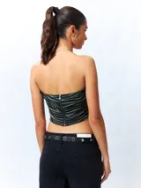 Top strapless con estampado animal print, confeccionado en tela semi transparente y con cierre en la espalda.