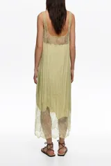Vestido midi verde claro de línea A con escote redondeado, tirantes y detalles de encaje transparente superpuesto en el escote y el bajo.