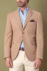Saco slim fit The Harries Collection by Club House color beige, en tejido espiga de lana.