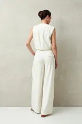 Pantalón sastrero ancho color crema con finas rayas verticales, de cintura alta con pinzas.